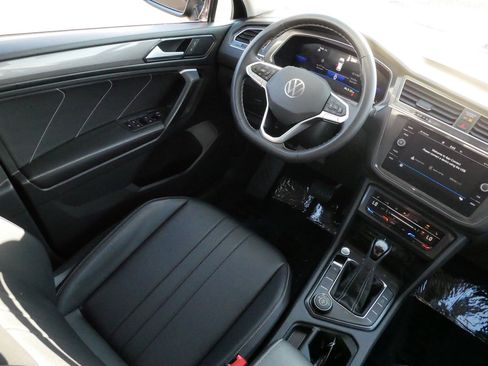 Used 2023 Volkswagen Tiguan SE AWD/4WD image 9