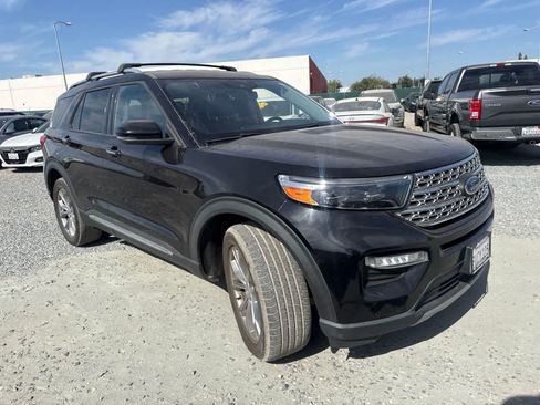 Used 2022 Ford Explorer Limited w/ Equipment Group 301A AWD/4WD image 2