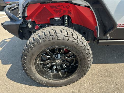 Used 2016 Jeep Wrangler Unlimited Rubicon w/ Connectivity Group AWD/4WD image 8