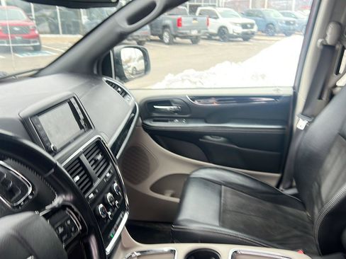 Used 2019 Dodge Grand Caravan SXT image 17