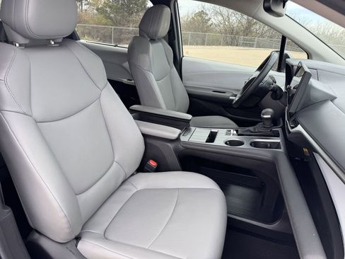 Used 2025 Toyota Sienna XLE image 29