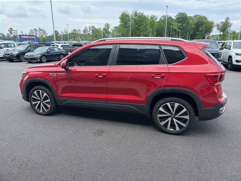 Used 2024 Volkswagen Taos SE w/ Panoramic Sunroof Package FWD image 12