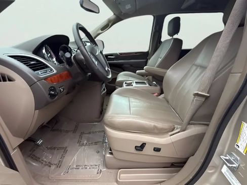 Used 2012 Chrysler Town & Country Touring w/ Entertainment Group #1 FWD image 16