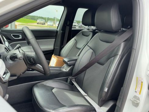 Used 2024 Jeep Compass Latitude image 7