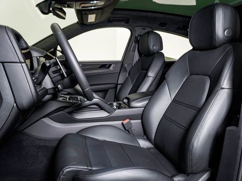 Certified 2025 Porsche Cayenne GTS AWD/4WD image 5