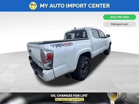 Used 2021 Toyota Tacoma TRD Sport w/ TRD Premium Sport Package AWD/4WD image 5