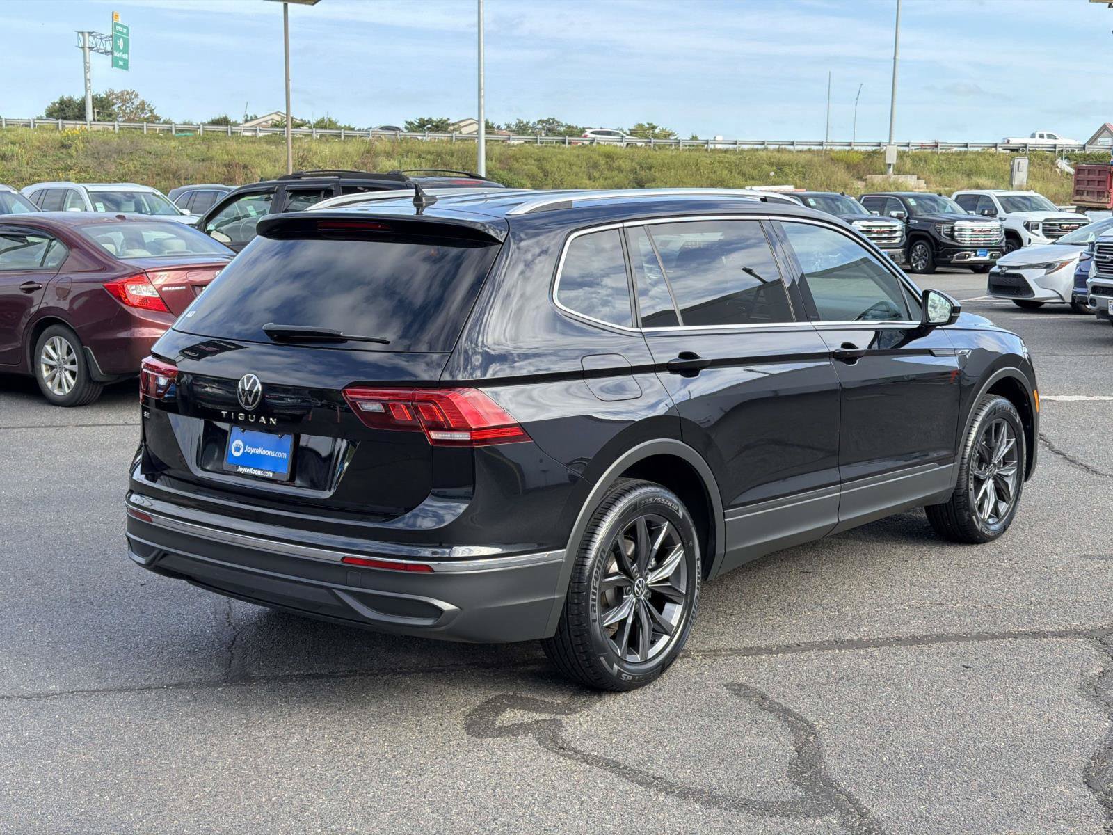Used 2023 Volkswagen Tiguan SE FWD image 2