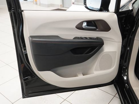 Used 2019 Chrysler Pacifica Touring-L FWD image 5