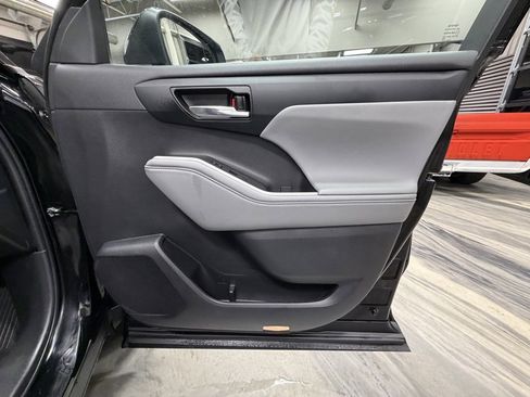 Used 2022 Toyota Highlander XLE image 44