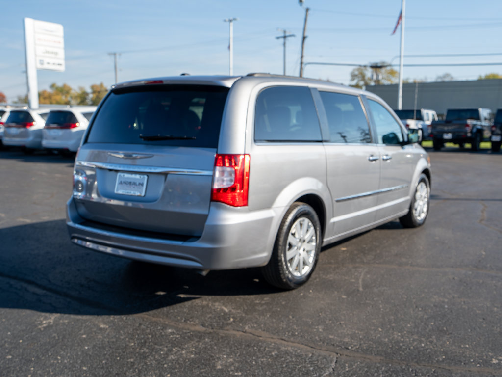 Used 2016 Chrysler Town & Country Touring w/ Driver Convenience Group FWD image 7