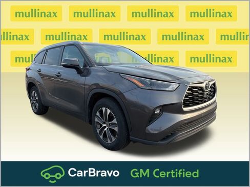 Used 2022 Toyota Highlander XLE image 1