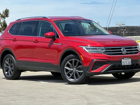 Used 2023 Volkswagen Tiguan SE FWD image 2