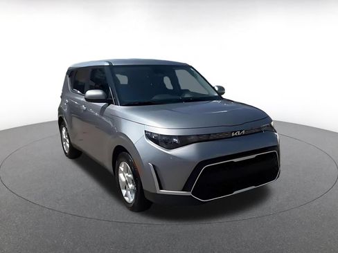 Used 2025 Kia Soul LX w/ LX Technology Package FWD image 3