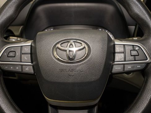 Used 2023 Toyota Highlander L image 18