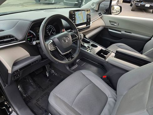 Used 2023 Toyota Sienna Limited AWD/4WD image 9