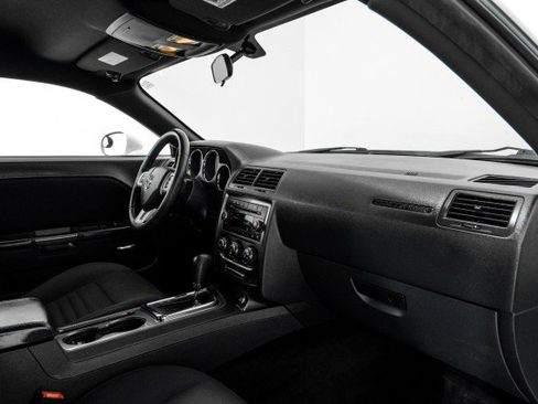 Used 2013 Dodge Challenger SXT image 10