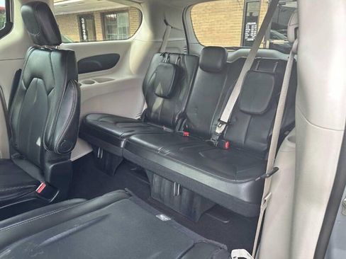 Used 2024 Chrysler Pacifica Touring-L image 15