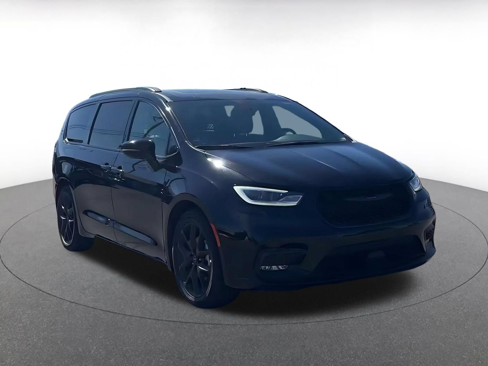 Used 2025 Chrysler Pacifica Limited FWD image 3