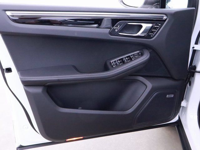 Certified 2025 Porsche Macan Turbo AWD/4WD image 15