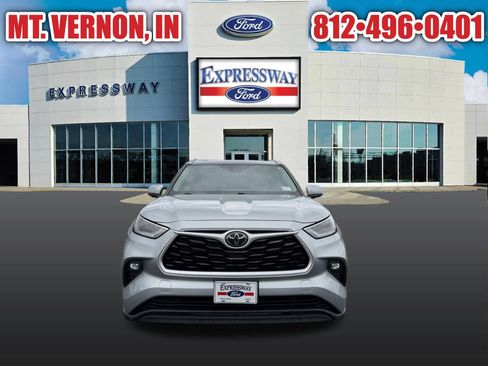Used 2021 Toyota Highlander XLE AWD/4WD image 3