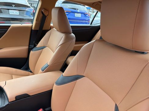 Used 2025 Lexus ES 300h w/ Premium Package image 25