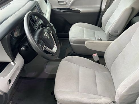 Used 2017 Toyota Sienna L image 14