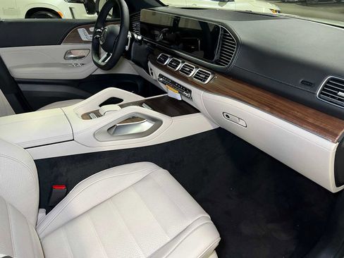 New 2026 Mercedes-Benz GLS 580 4MATIC image 11