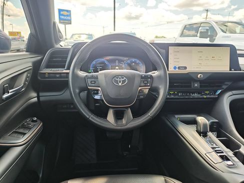 Used 2023 Toyota Crown AWD/4WD image 14