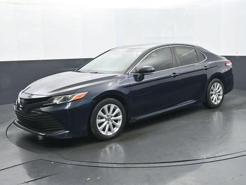 Used 2018 Toyota Camry LE image 1