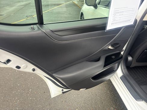 Used 2022 Lexus ES 300h w/ Premium Package image 9