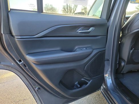 Used 2024 Jeep Grand Cherokee Altitude image 18