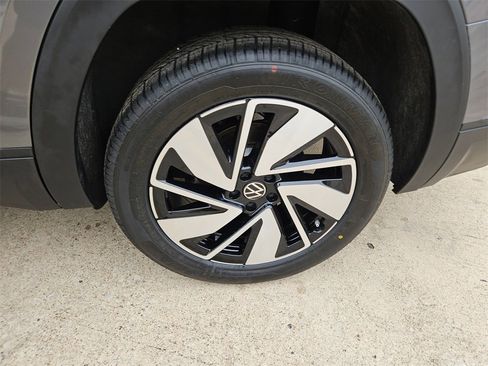 Used 2025 Volkswagen Atlas SE image 28