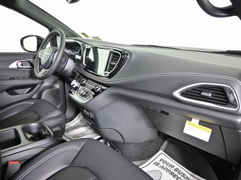 Used 2025 Chrysler Pacifica Select w/ Fav Edition Package image 14