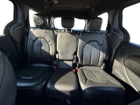 Used 2020 Chrysler Pacifica Touring-L FWD image 41