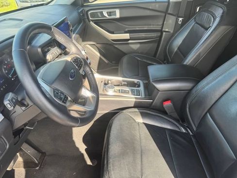 Used 2021 Ford Explorer XLT RWD image 9