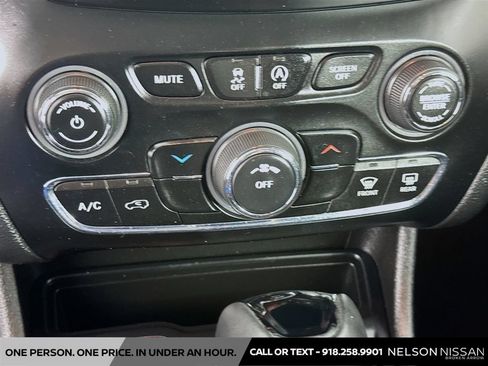 Used 2019 Jeep Cherokee Latitude Plus FWD image 15