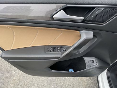 Used 2022 Volkswagen Tiguan SE w/ Panoramic Sunroof Package image 12