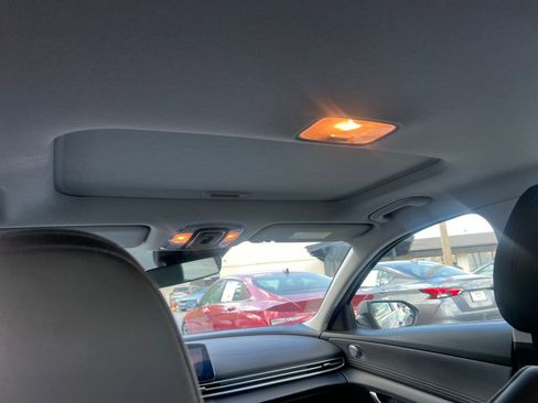 Used 2025 Hyundai Elantra Limited image 24