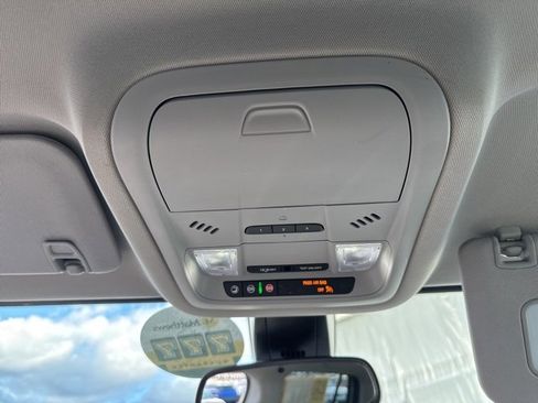 Used 2022 GMC Acadia SLT image 17