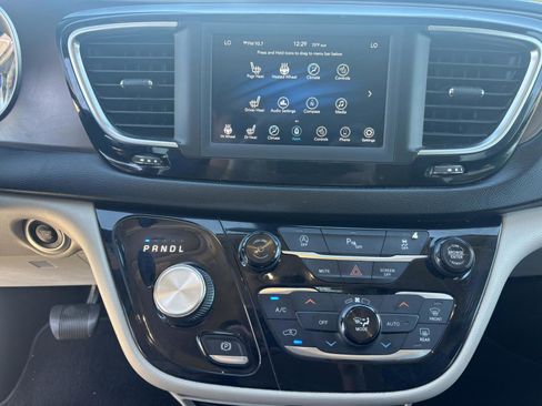 Used 2019 Chrysler Pacifica Touring-L image 14