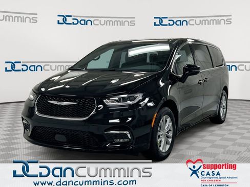 New 2026 Chrysler Pacifica Select image 1