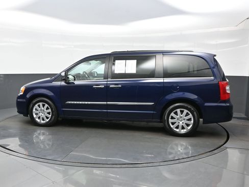Used 2012 Chrysler Town & Country Touring-L w/ Entertainment Group #2 FWD image 3