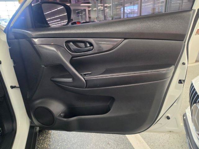 Used 2020 Nissan Rogue S FWD image 30