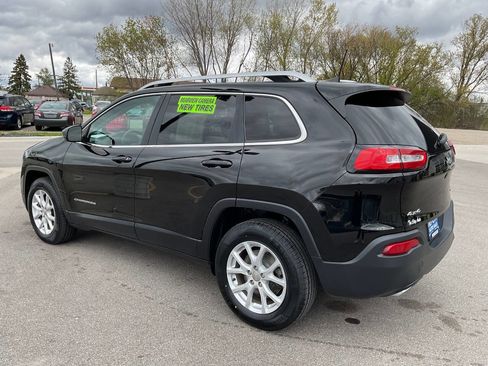 Used 2017 Jeep Cherokee Latitude w/ Cold Weather Group AWD/4WD image 4