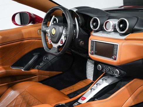 Used 2015 Ferrari California T image 18