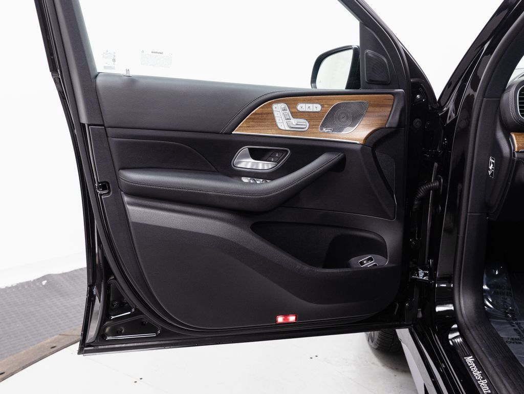 Used 2025 Mercedes-Benz GLE 450e 4MATIC image 5