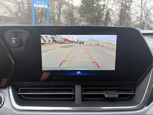 Used 2025 Chevrolet Trax LT w/ LT Convenience Package image 17