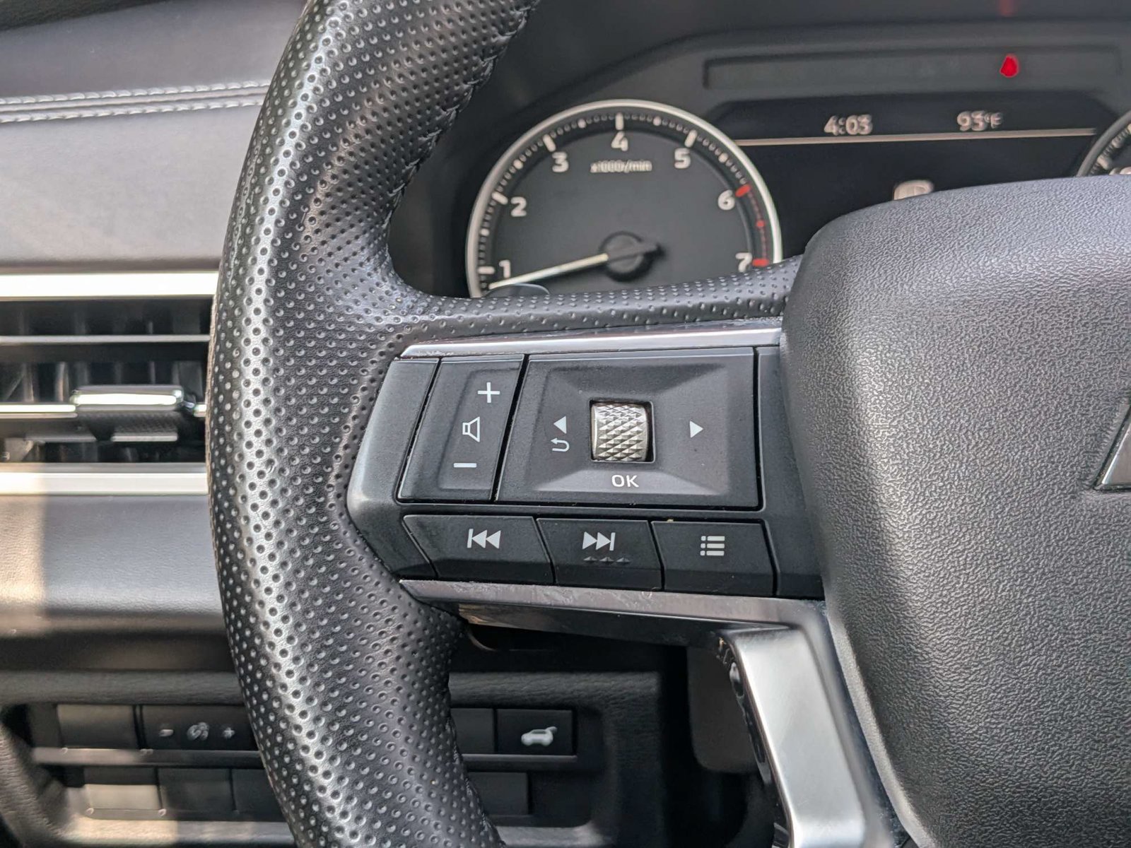 Used 2025 Mitsubishi Outlander SE FWD image 25