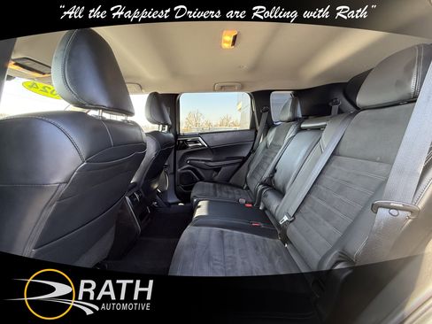 Used 2024 Mitsubishi Outlander SE image 17