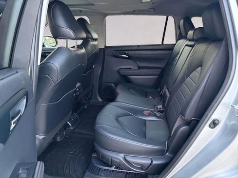 Used 2020 Toyota Highlander XLE image 13